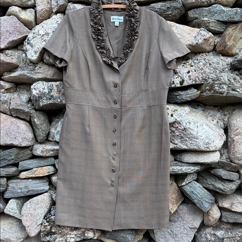 🤎 Danny & Nicole Taupe Brown Ruffle Neck Button Front Dress – Size 18 🤎